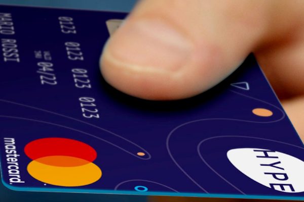 Bancomat, carte di credito e prepagata: qual è la migliore per il periodo estivo?