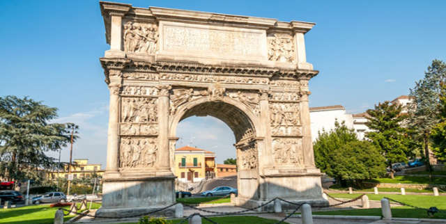 Arco di Traiano illuminato con i colori del Benevento Calcio