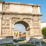 Arco di Traiano illuminato con i colori del Benevento Calcio