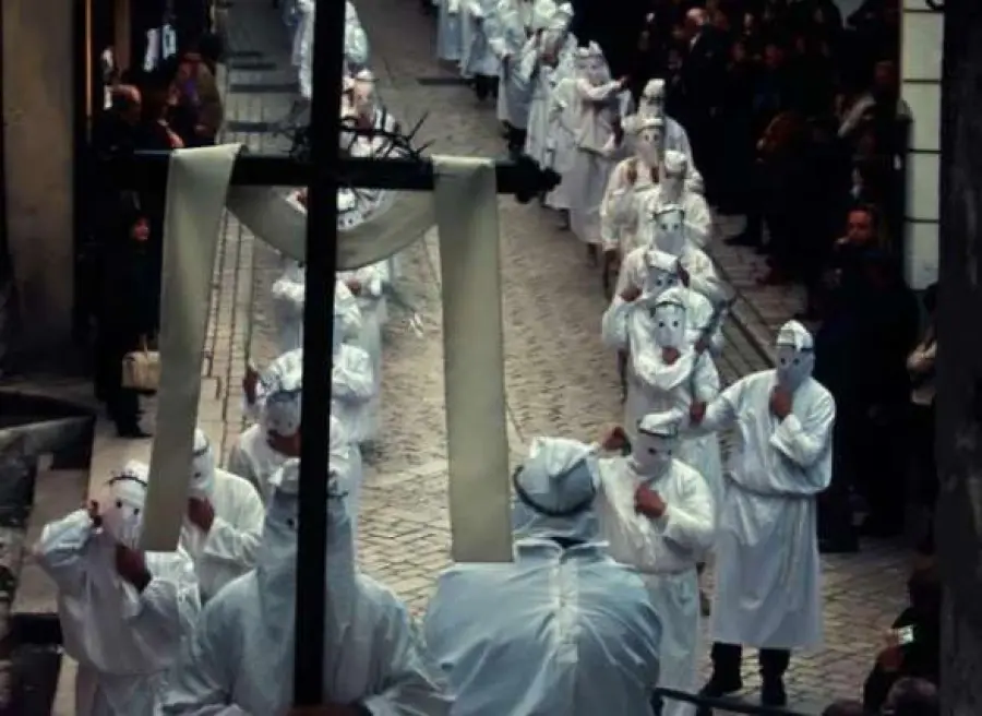 San Lorenzo Maggiore: il venerdì santo e i battenti. Una storia di fede, tradizione e devozione lunga secoli.