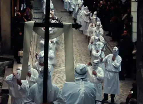 San Lorenzo Maggiore: il venerdì santo e i battenti. Una storia di fede, tradizione e devozione lunga secoli.