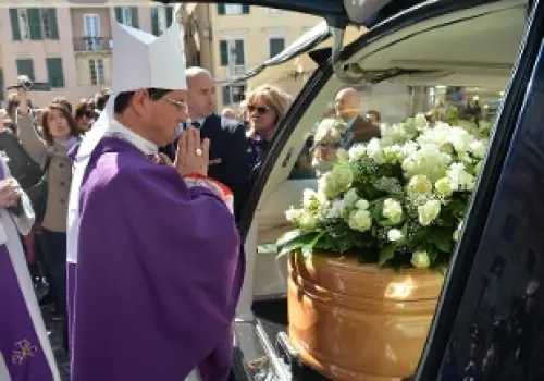 Domani l’autopsia del giovane che si è tolta la vita Domenica mattina in un hotel a Moiano
