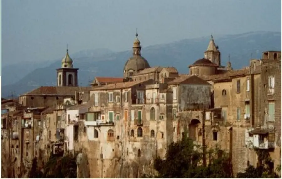 Sant’Agata de’ Goti, il sindaco dichiara “guerra” a scherzi di Carnevale e bombolette spray: multe fino a 500 euro