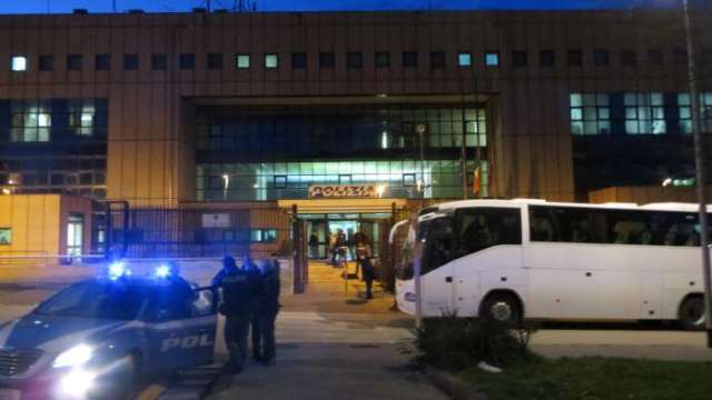 34 clandestini Nigeriani si barricano dentro il bus, non piace la struttura a loro destinata