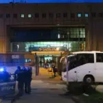 34 clandestini Nigeriani si barricano dentro il bus, non piace la struttura a loro destinata